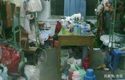 打工仔晒出寝室照,网友愤怒:这地方是人住的吗?